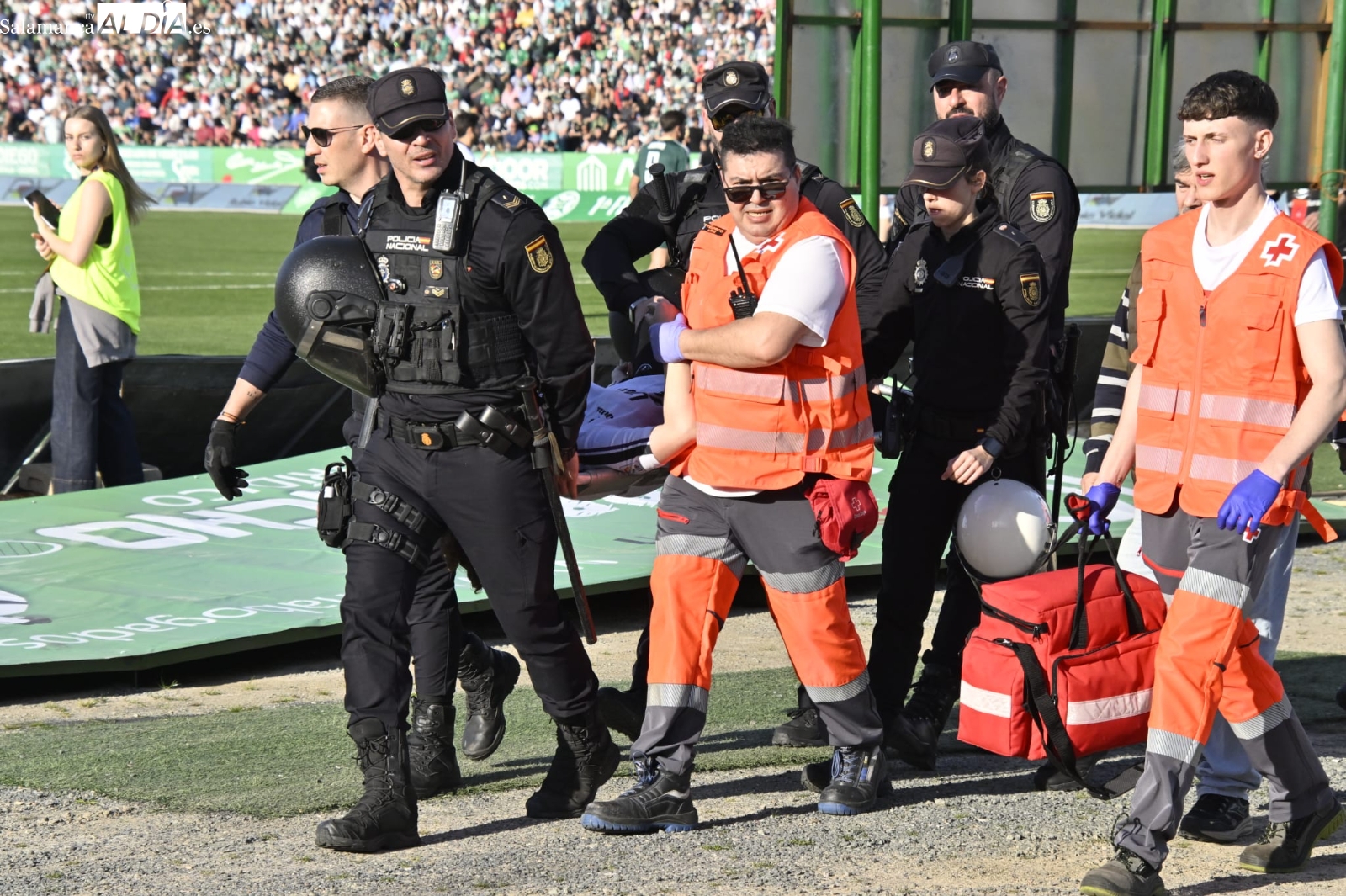 El Cacereño - Unionistas, detenido dos veces por un problema en la grada y la atención médica a una aficionada salmantina que es trasladada en camilla