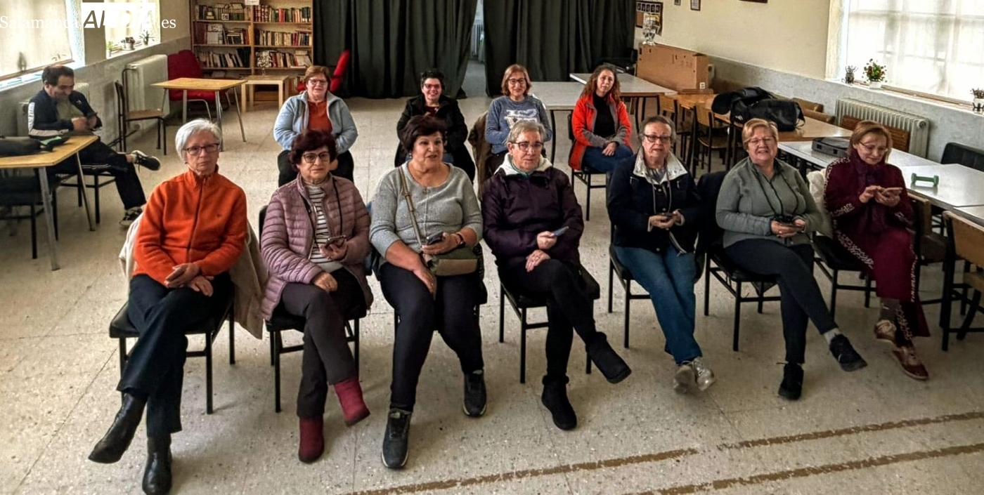 Sobradillo acerca las nuevas tecnologías a sus vecinas con un taller práctico de telefonía móvil