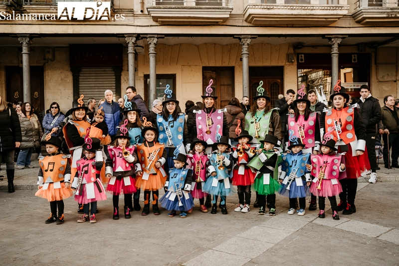Los disfraces ponen color al Martes de Carnaval en Alba de Tormes