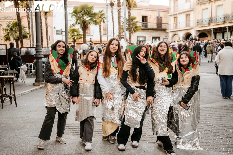 Foto 5 - Los disfraces ponen color al Martes de Carnaval en Alba de Tormes