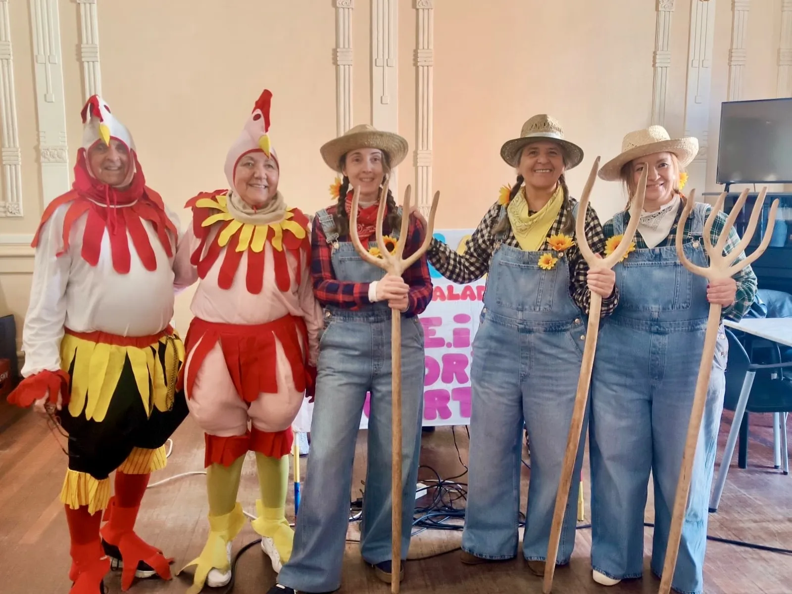 Foto 7 - Pollitos, vacas o granjeras: El Carnaval del CEI Gloria Fuertes llena de color y alegr&iacute;a las calles con su animado desfile y fiesta
