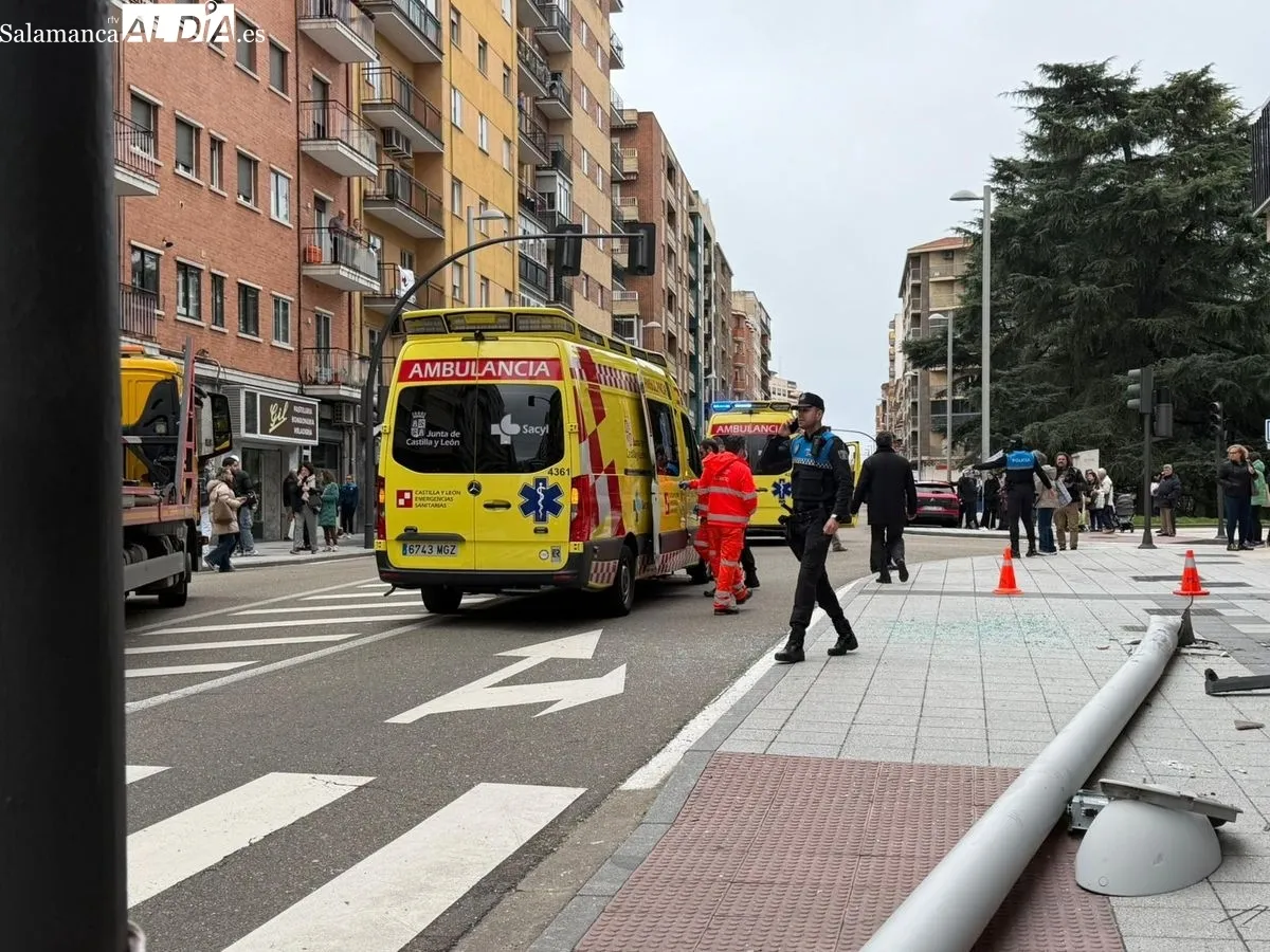 Un autobús urbano choca contra un edificio en la Avenida de Portugal y deja cuatro heridos. Foto SALAMANCA AL DÍA