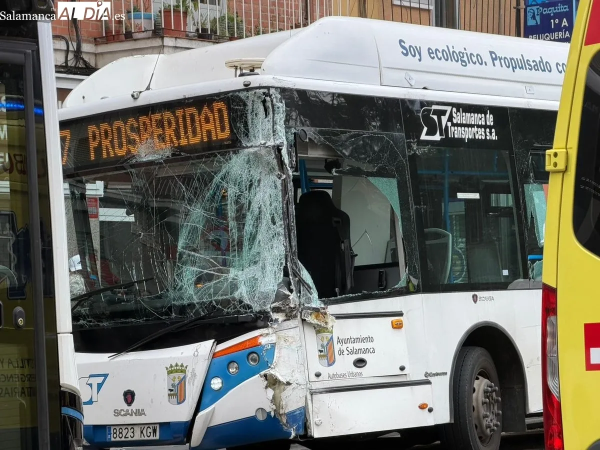 Un autobús urbano choca contra un edificio en la Avenida de Portugal y deja cuatro heridos. Foto SALAMANCA AL DÍA
