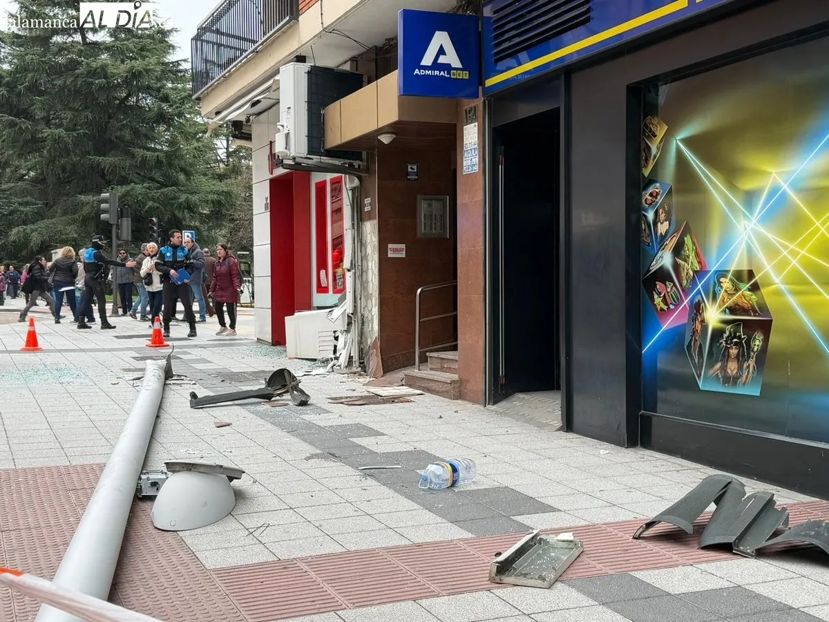 Un autobús urbano choca contra un edificio en la Avenida de Portugal y deja cuatro heridos. Foto SALAMANCA AL DÍA