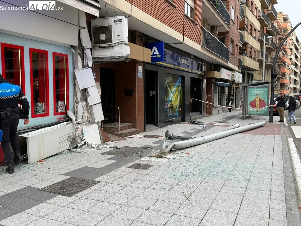Un autobús urbano choca contra un edificio en la Avenida de Portugal y deja cuatro heridos. Foto SALAMANCA AL DÍA