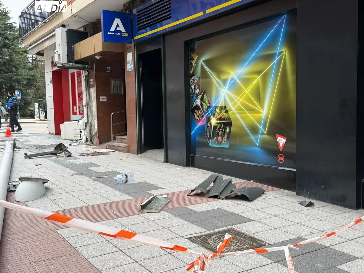 Un autobús urbano choca contra un edificio en la Avenida de Portugal y deja cuatro heridos. Foto SALAMANCA AL DÍA