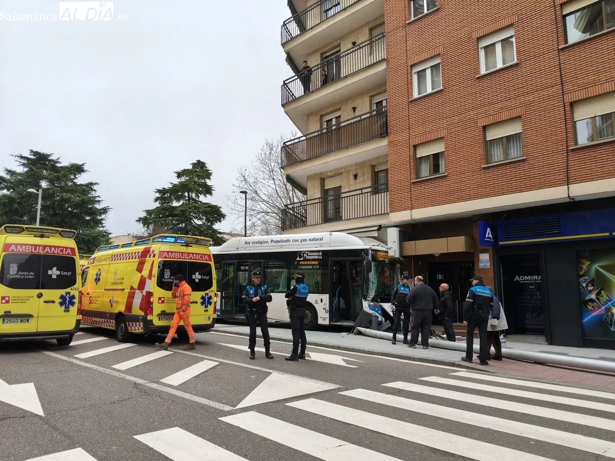 Un autobús urbano choca contra un edificio en la Avenida de Portugal y deja cuatro heridos. Foto SALAMANCA AL DÍA