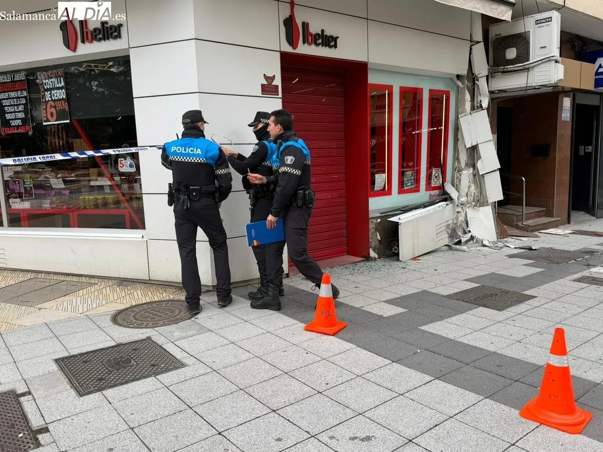 Un autobús urbano choca contra un edificio en la Avenida de Portugal y deja cuatro heridos. Foto SALAMANCA AL DÍA