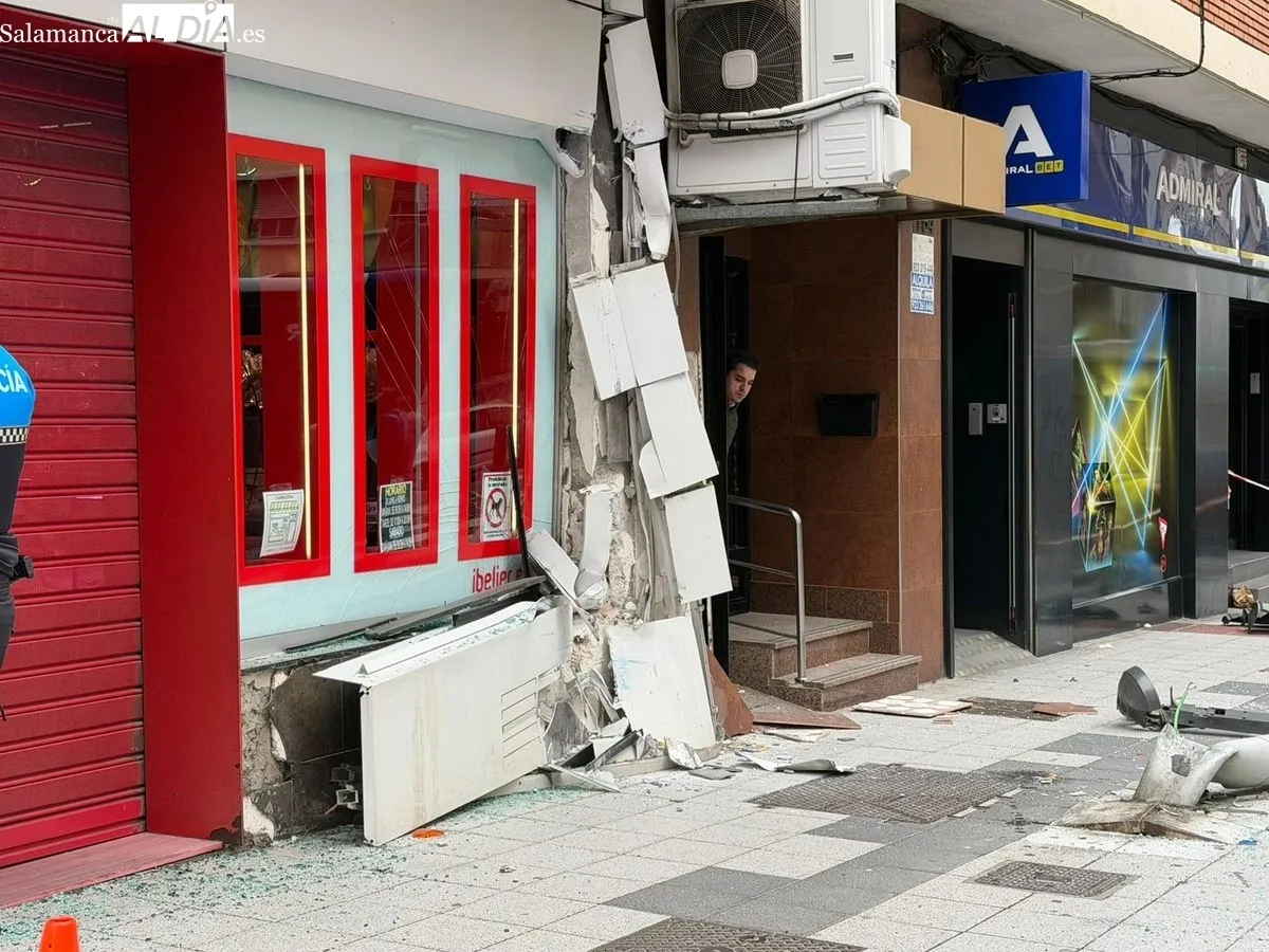 Un autobús urbano choca contra un edificio en la Avenida de Portugal y deja cuatro heridos. Foto SALAMANCA AL DÍA