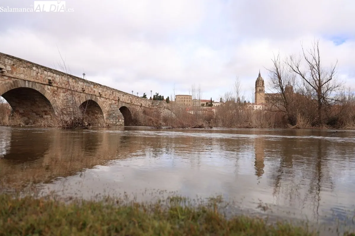 Ambiente en Salamanca este domingo, en el que numerosas personas se han acercado al Puente Romano para ver la crecida del río