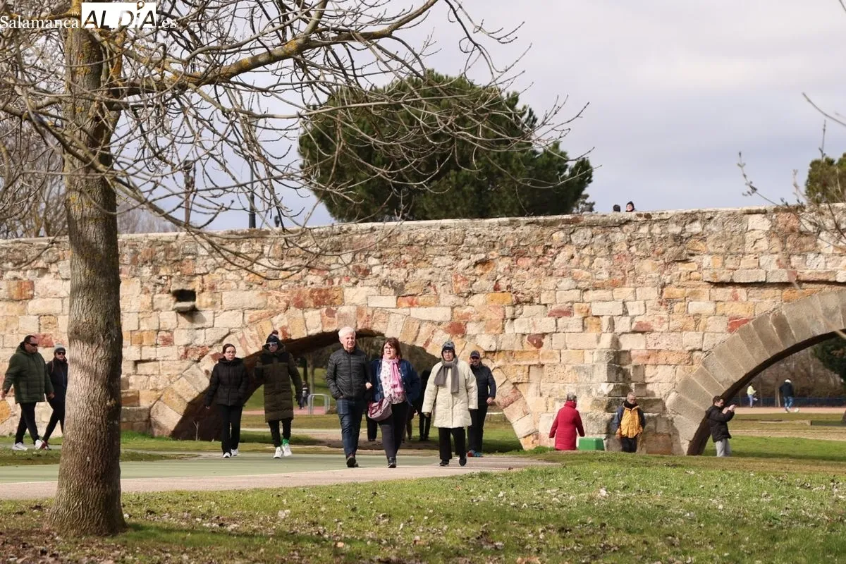 Ambiente en Salamanca este domingo, en el que numerosas personas se han acercado al Puente Romano para ver la crecida del río