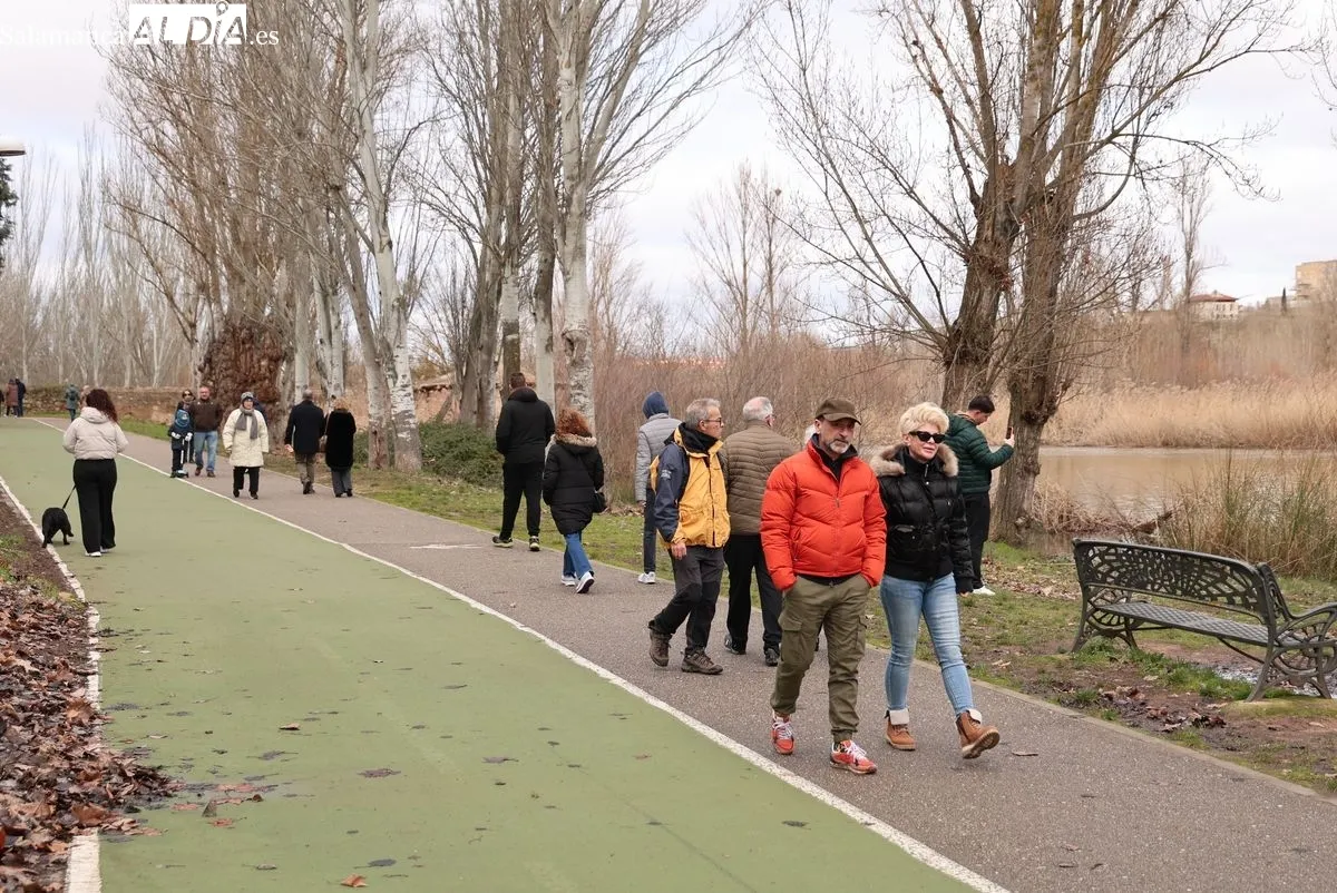 Ambiente en Salamanca este domingo, en el que numerosas personas se han acercado al Puente Romano para ver la crecida del río