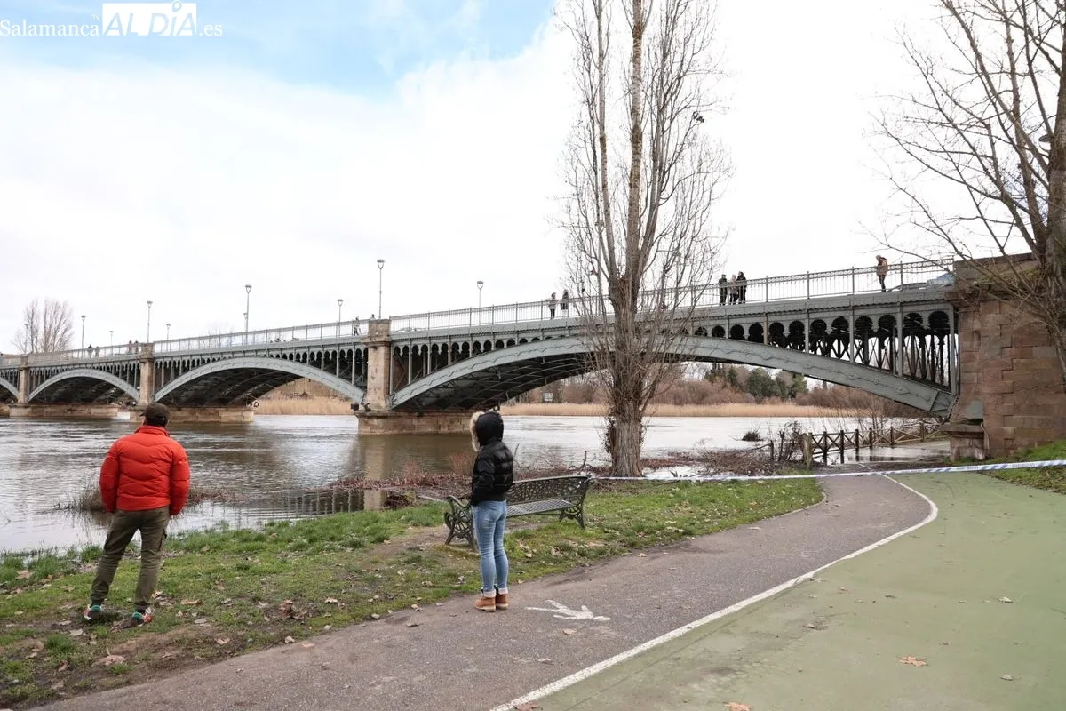 Ambiente en Salamanca este domingo, en el que numerosas personas se han acercado al Puente Romano para ver la crecida del río
