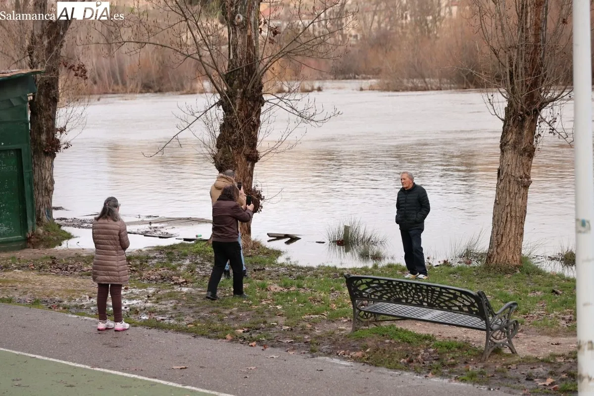 Ambiente en Salamanca este domingo, en el que numerosas personas se han acercado al Puente Romano para ver la crecida del río