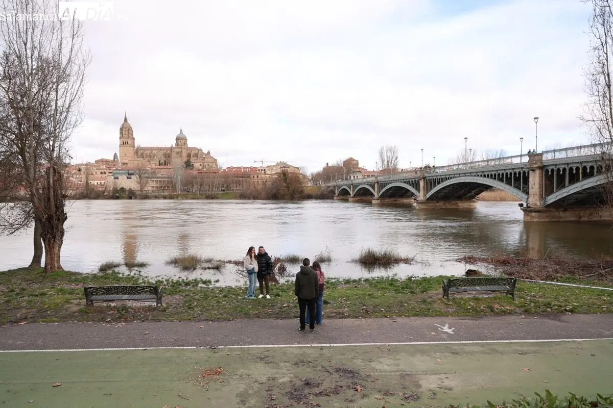 Ambiente en Salamanca este domingo, en el que numerosas personas se han acercado al Puente Romano para ver la crecida del río