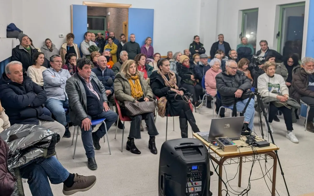 El Edificio de Usos Múltiples de Castellanos de Villiquera registró un lleno durante una jornada informativa sobre los impactos de las plantas de biogás