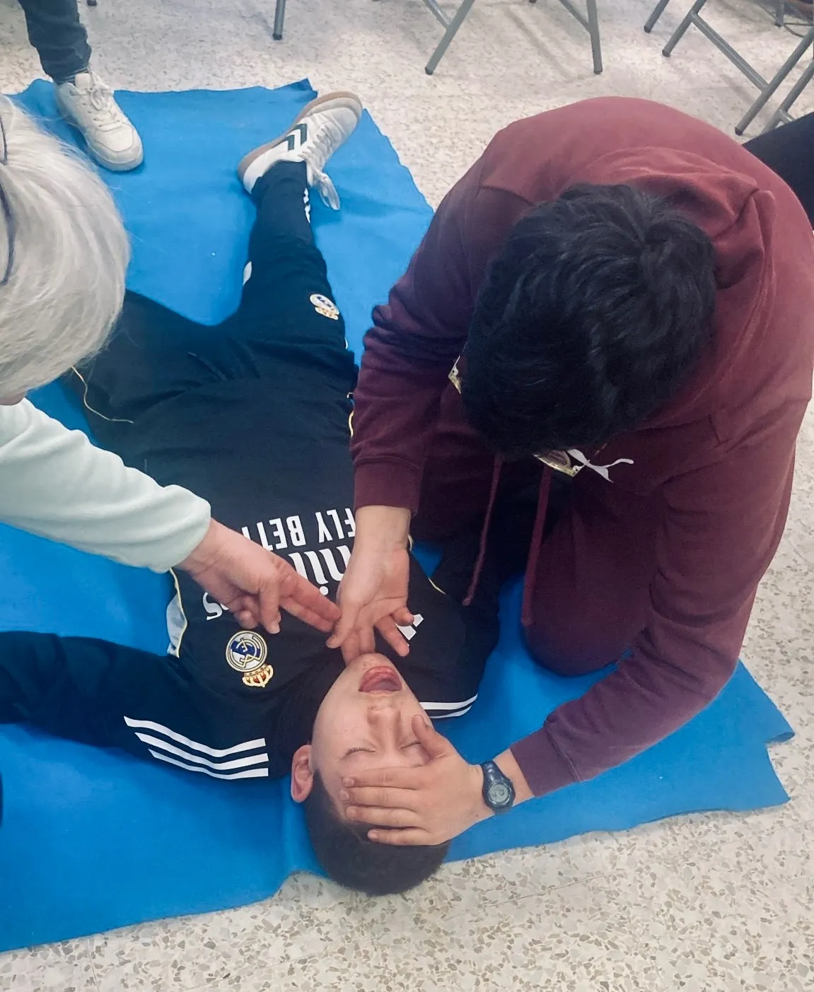 Foto 7 - Alumnos del CEO Miguel Delibes de Macotera aprenden primeros auxilios y manejo del DEA junto a sanitarios del Centro de Salud pe&ntilde;arandino