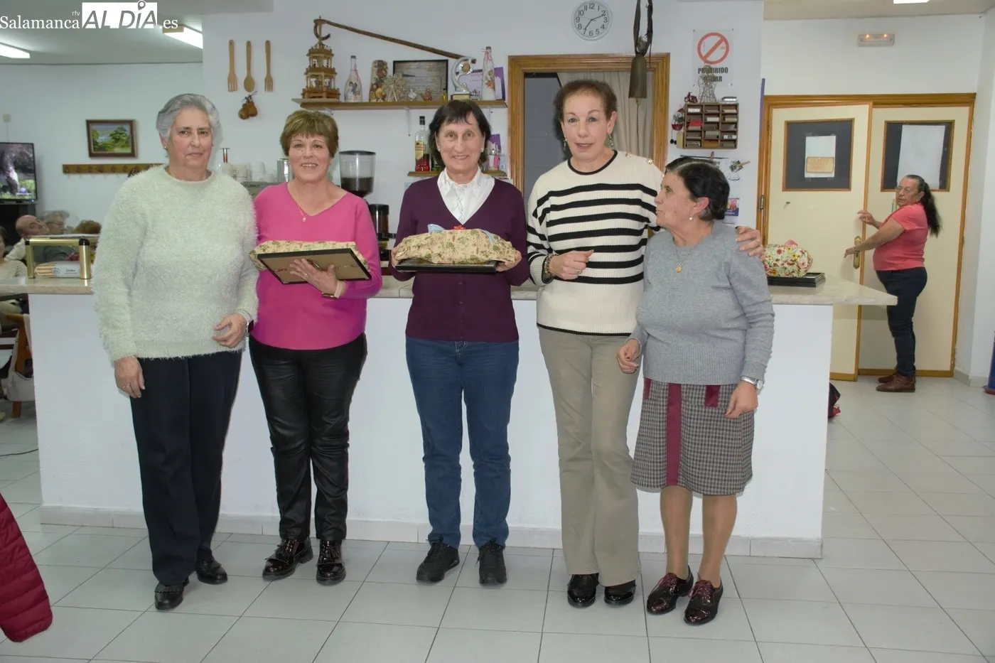 Campeonas de XXIII Campeonato de Tute y mujeres de la directiva de la Asociación de Jubilados y Pensionistas Liminares / INFOTUR