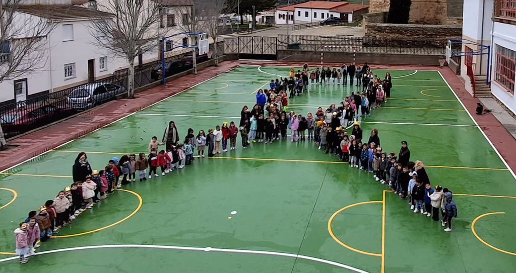 Lazo dorado contra el cáncer infantil en Alba de Tormes