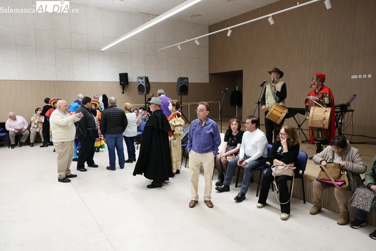 El salón de acto del Centro Municipal Trastormes ha acogido los últimos actos del Carnaval de mayores. Fotos: David Sañudo