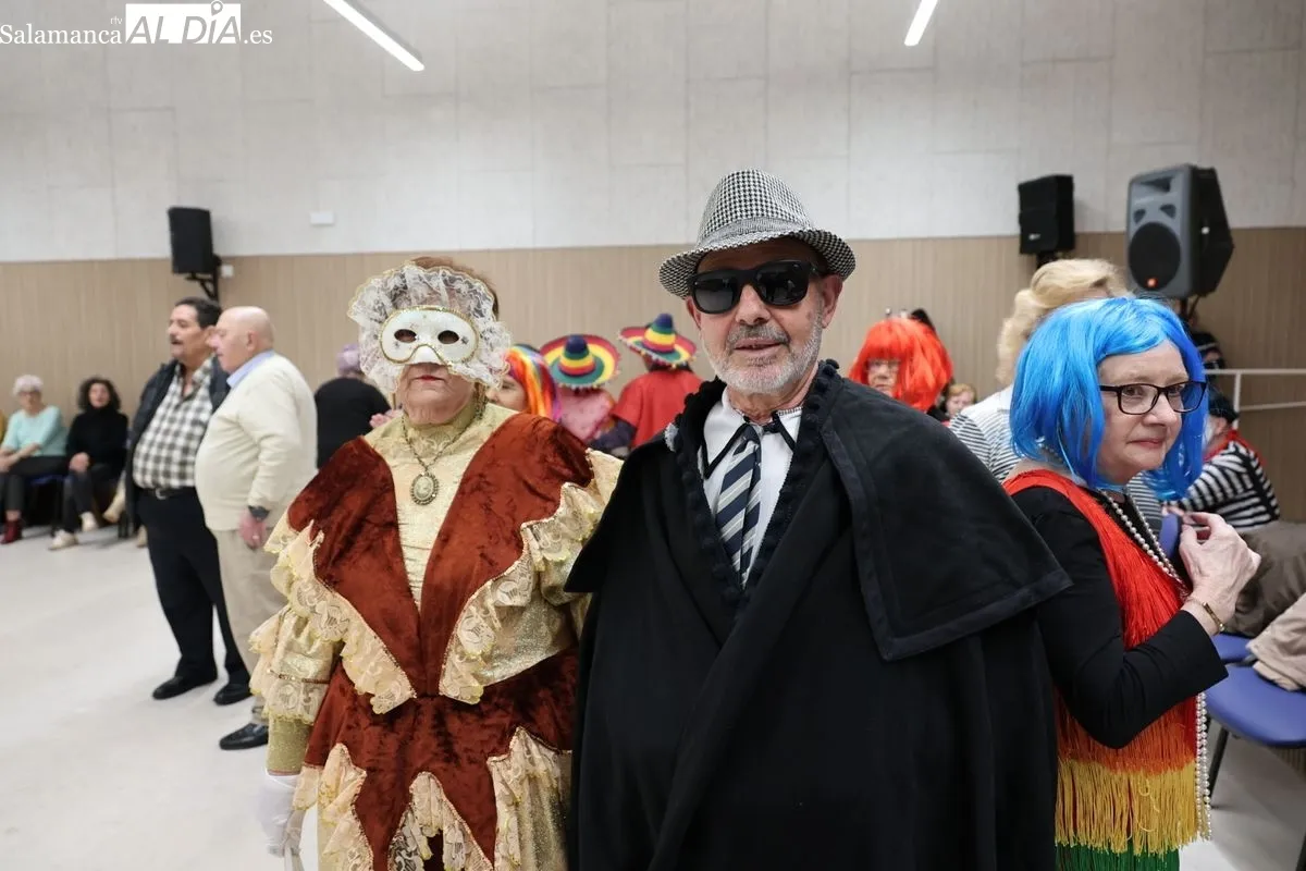 El salón de acto del Centro Municipal Trastormes ha acogido los últimos actos del Carnaval de mayores. Fotos: David Sañudo