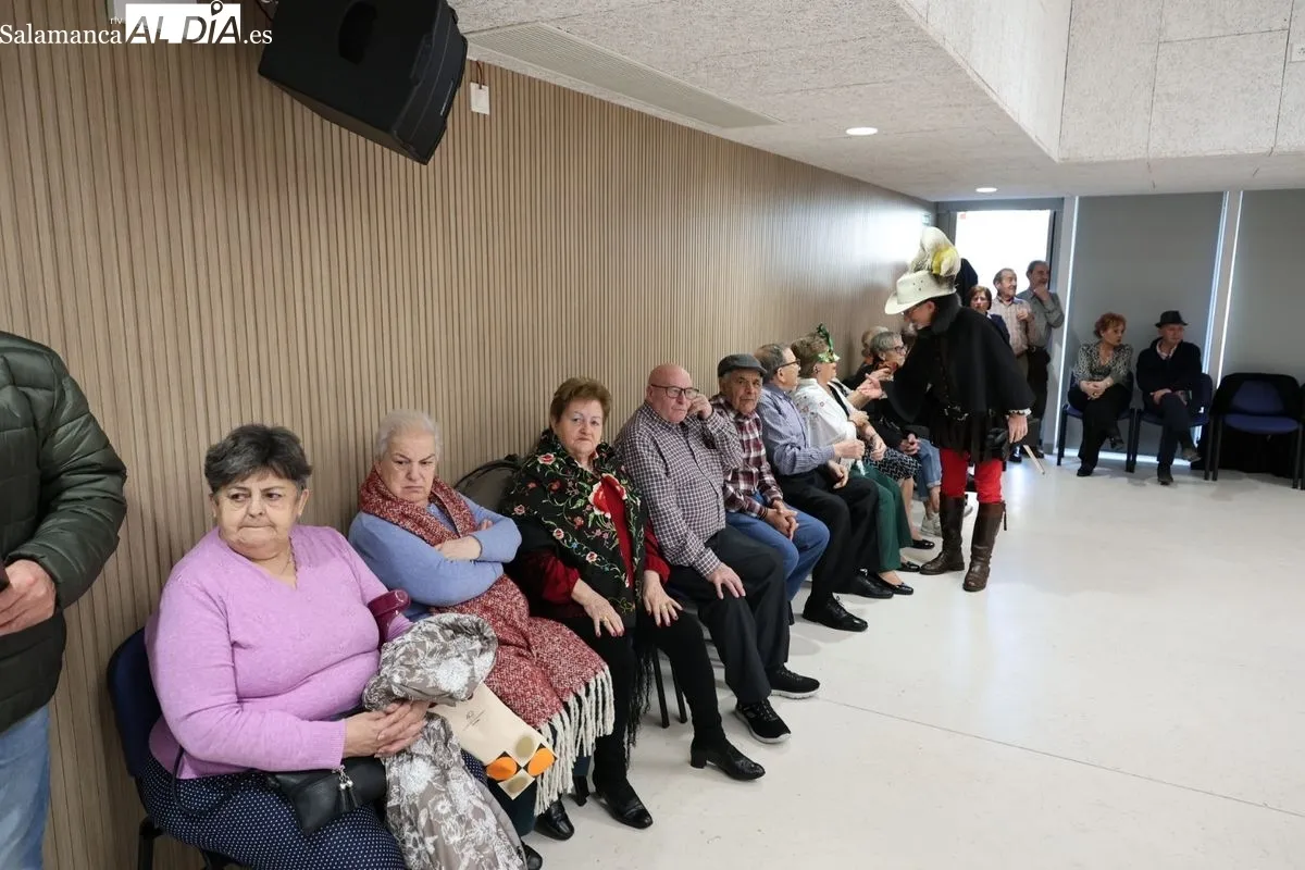 El salón de acto del Centro Municipal Trastormes ha acogido los últimos actos del Carnaval de mayores. Fotos: David Sañudo