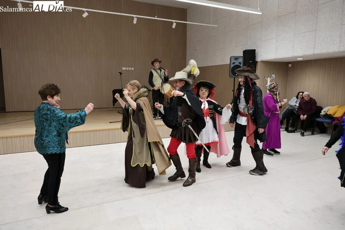 El salón de acto del Centro Municipal Trastormes ha acogido los últimos actos del Carnaval de mayores. Fotos: David Sañudo