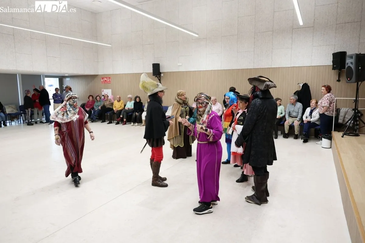 El salón de acto del Centro Municipal Trastormes ha acogido los últimos actos del Carnaval de mayores. Fotos: David Sañudo
