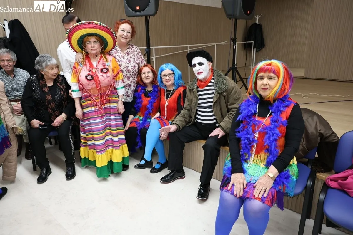 El salón de acto del Centro Municipal Trastormes ha acogido los últimos actos del Carnaval de mayores. Fotos: David Sañudo