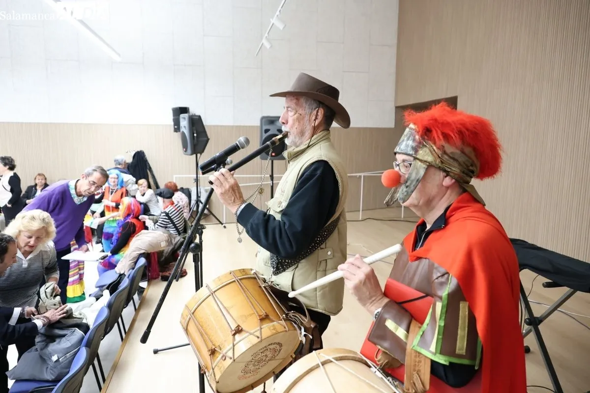 El salón de acto del Centro Municipal Trastormes ha acogido los últimos actos del Carnaval de mayores. Fotos: David Sañudo