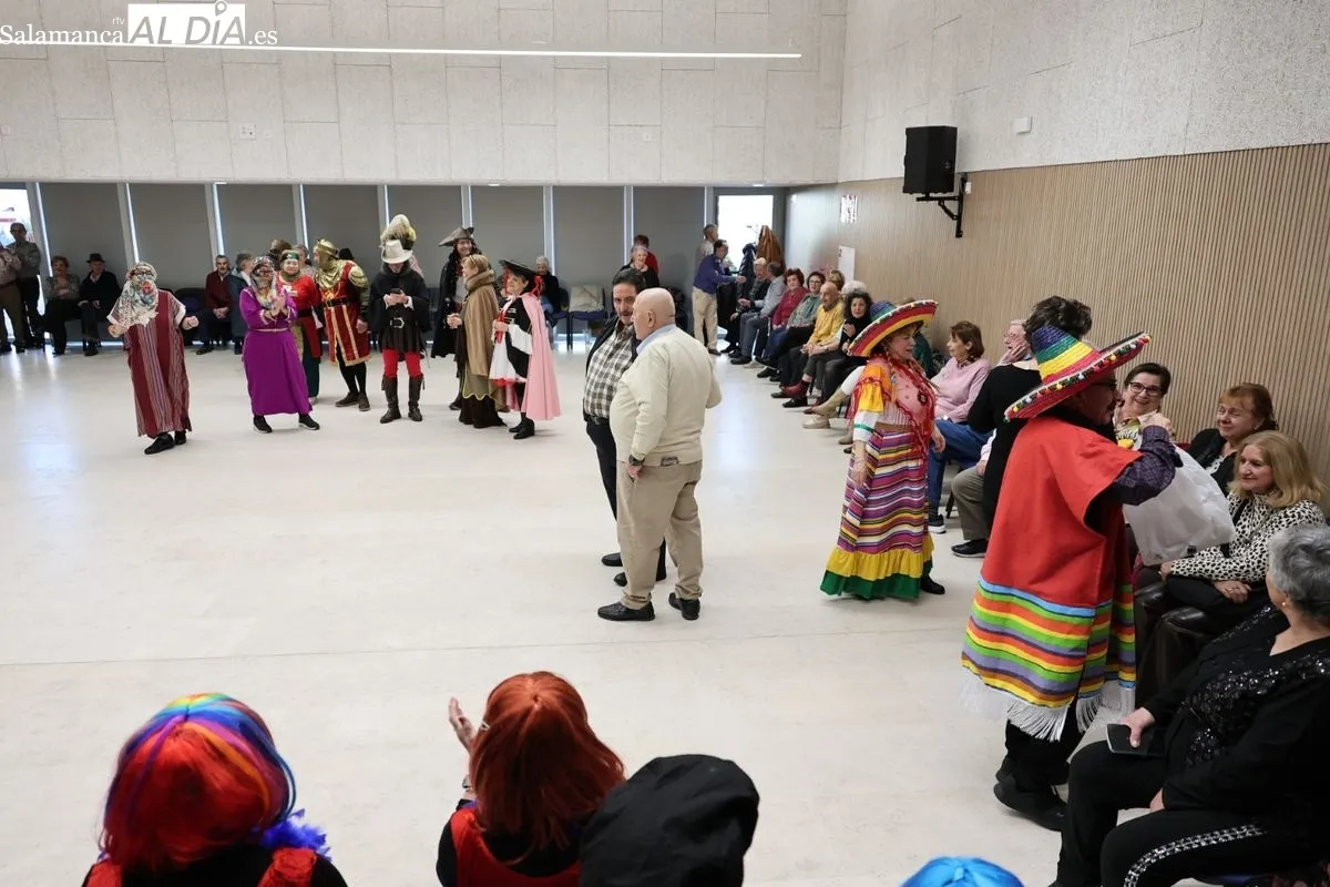 El salón de acto del Centro Municipal Trastormes ha acogido los últimos actos del Carnaval de mayores. Fotos: David Sañudo