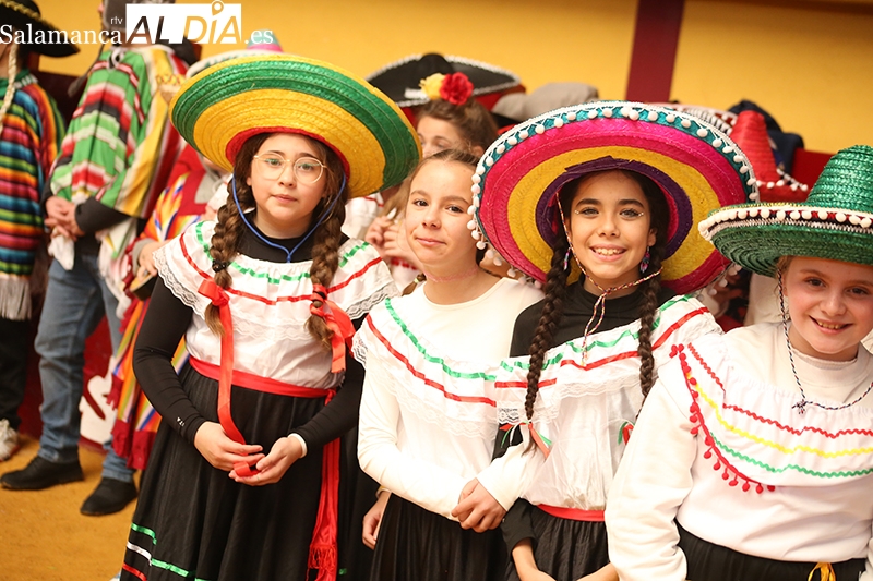 El CEIP Santa Teresa recorre los cinco continentes en su desfile de Carnaval