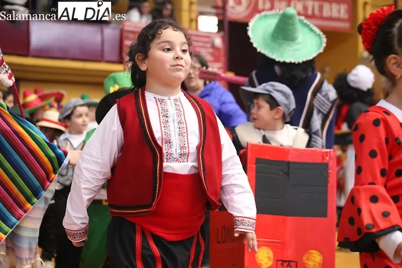 Foto 14 - El CEIP Santa Teresa recorre los cinco continentes en su desfile de Carnaval