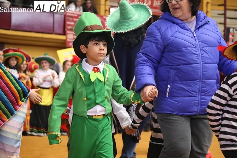 Foto 13 - El CEIP Santa Teresa recorre los cinco continentes en su desfile de Carnaval