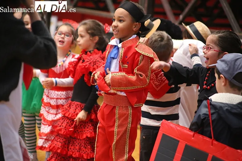 Foto 11 - El CEIP Santa Teresa recorre los cinco continentes en su desfile de Carnaval