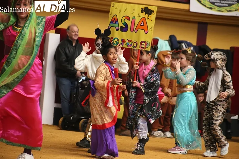 Foto 9 - El CEIP Santa Teresa recorre los cinco continentes en su desfile de Carnaval