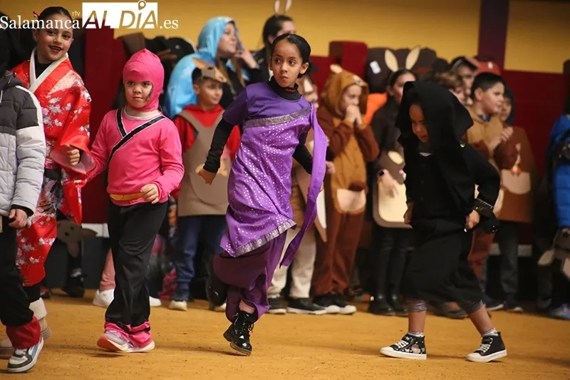 Foto 7 - El CEIP Santa Teresa recorre los cinco continentes en su desfile de Carnaval