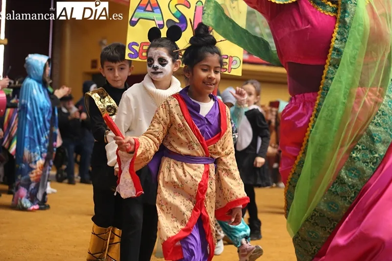 Foto 6 - El CEIP Santa Teresa recorre los cinco continentes en su desfile de Carnaval