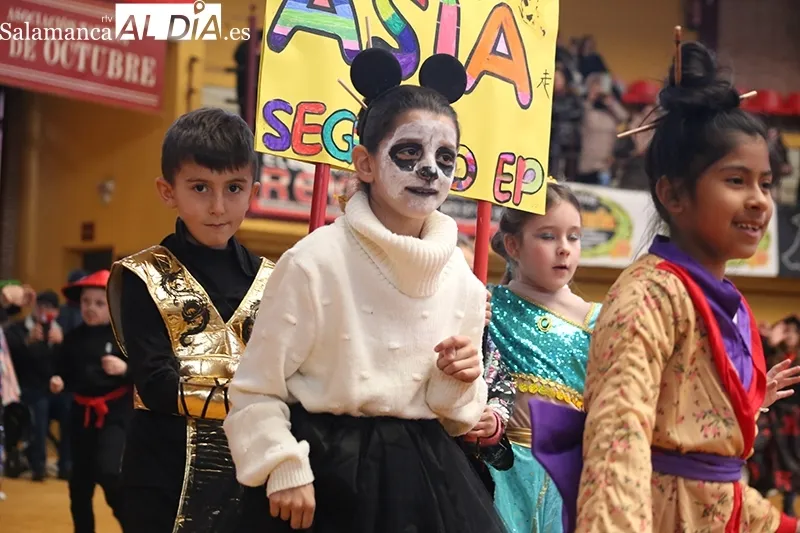 Foto 5 - El CEIP Santa Teresa recorre los cinco continentes en su desfile de Carnaval
