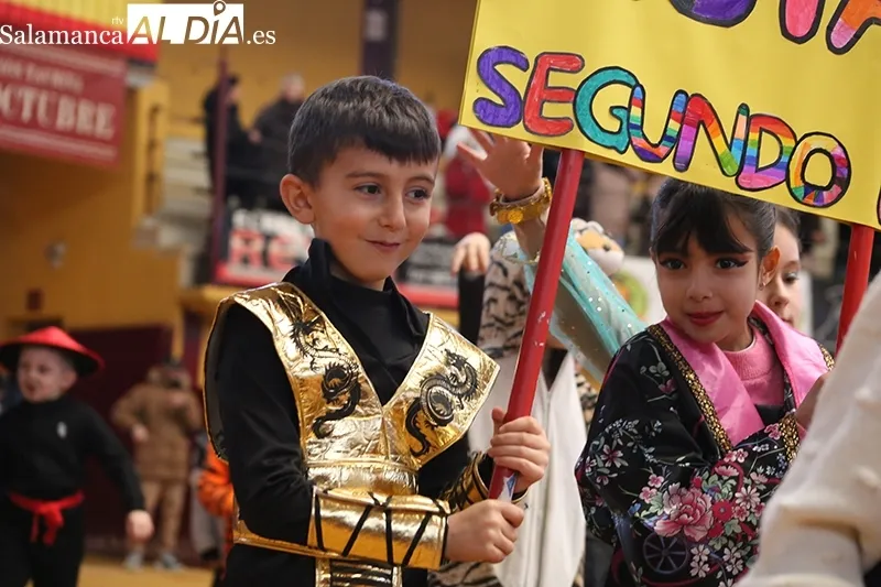 Foto 4 - El CEIP Santa Teresa recorre los cinco continentes en su desfile de Carnaval