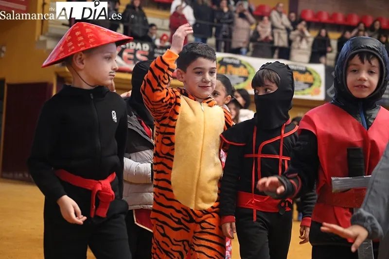 Foto 3 - El CEIP Santa Teresa recorre los cinco continentes en su desfile de Carnaval