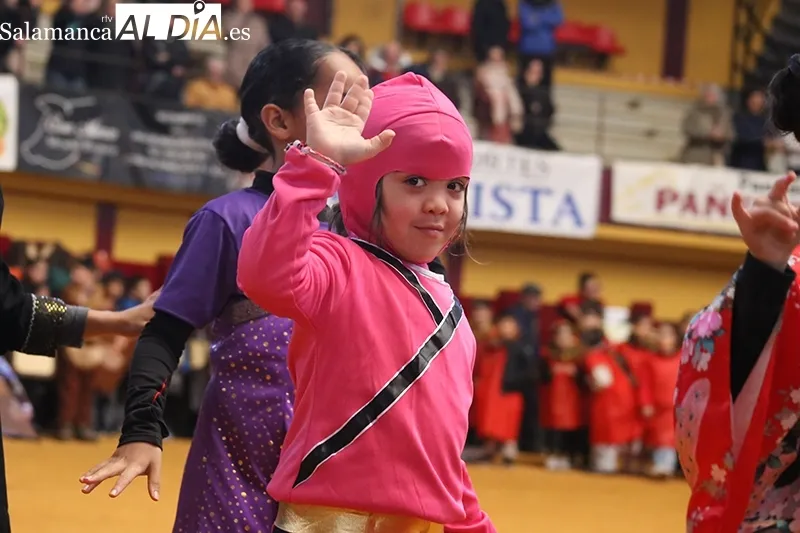 Foto 2 - El CEIP Santa Teresa recorre los cinco continentes en su desfile de Carnaval