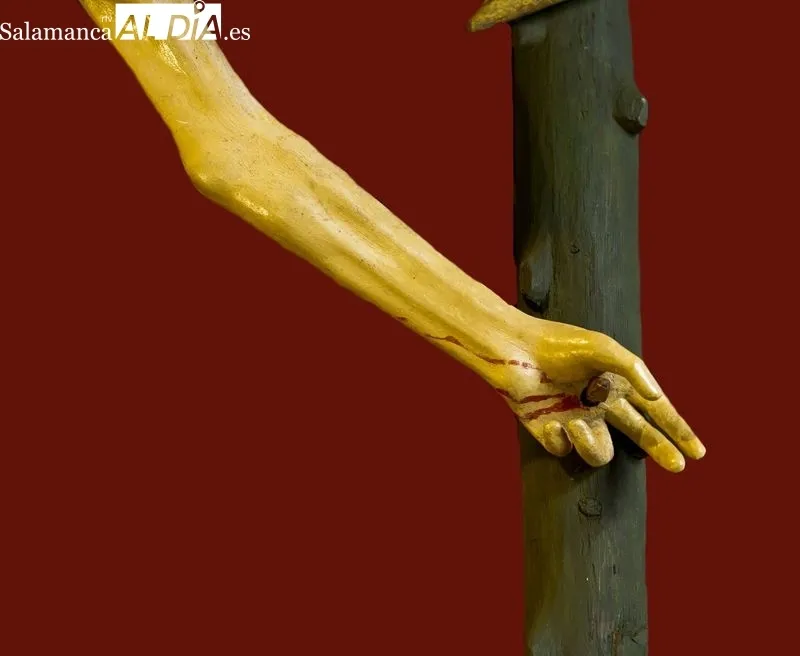 Foto 11 - Los Carmelitas de Alba de Tormes recuperan el hist&oacute;rico 'Cristo del Castillo' tras una compleja restauraci&oacute;n