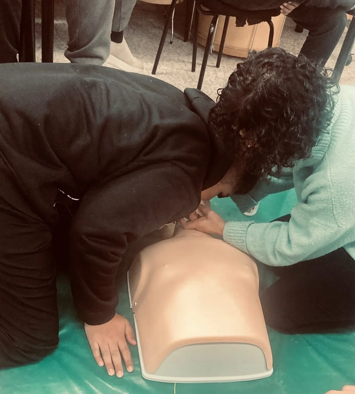 Foto 6 - Alumnos del CEO Miguel Delibes de Macotera aprenden primeros auxilios y manejo del DEA junto a sanitarios del Centro de Salud pe&ntilde;arandino