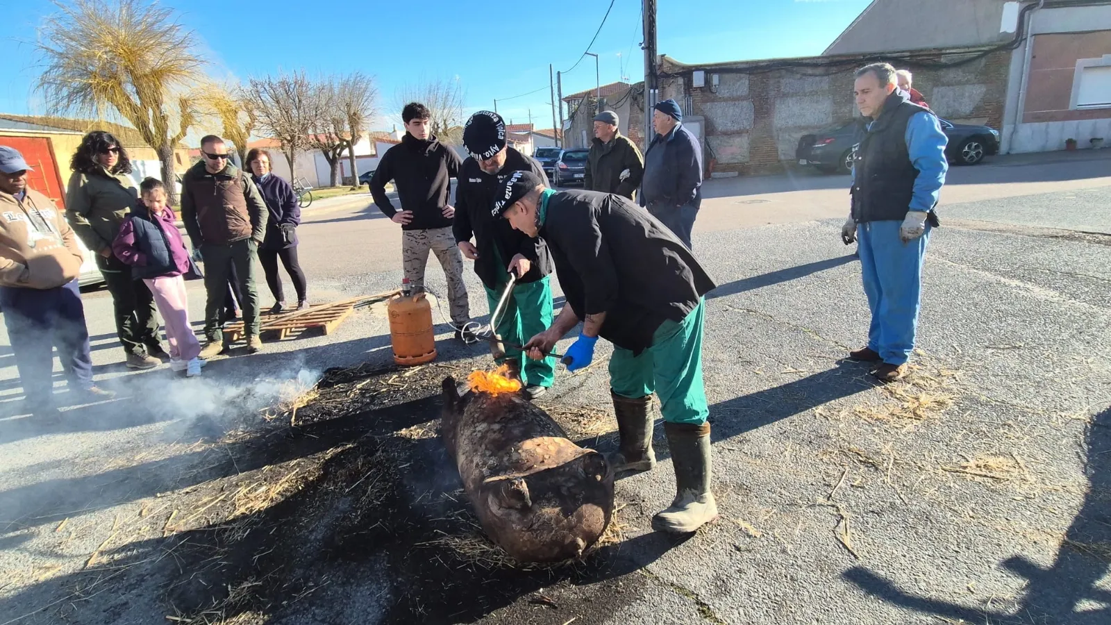 Foto 6 - Tradici&oacute;n y hermandad en la XIV Matanza Popular de Villar de Gallimazo