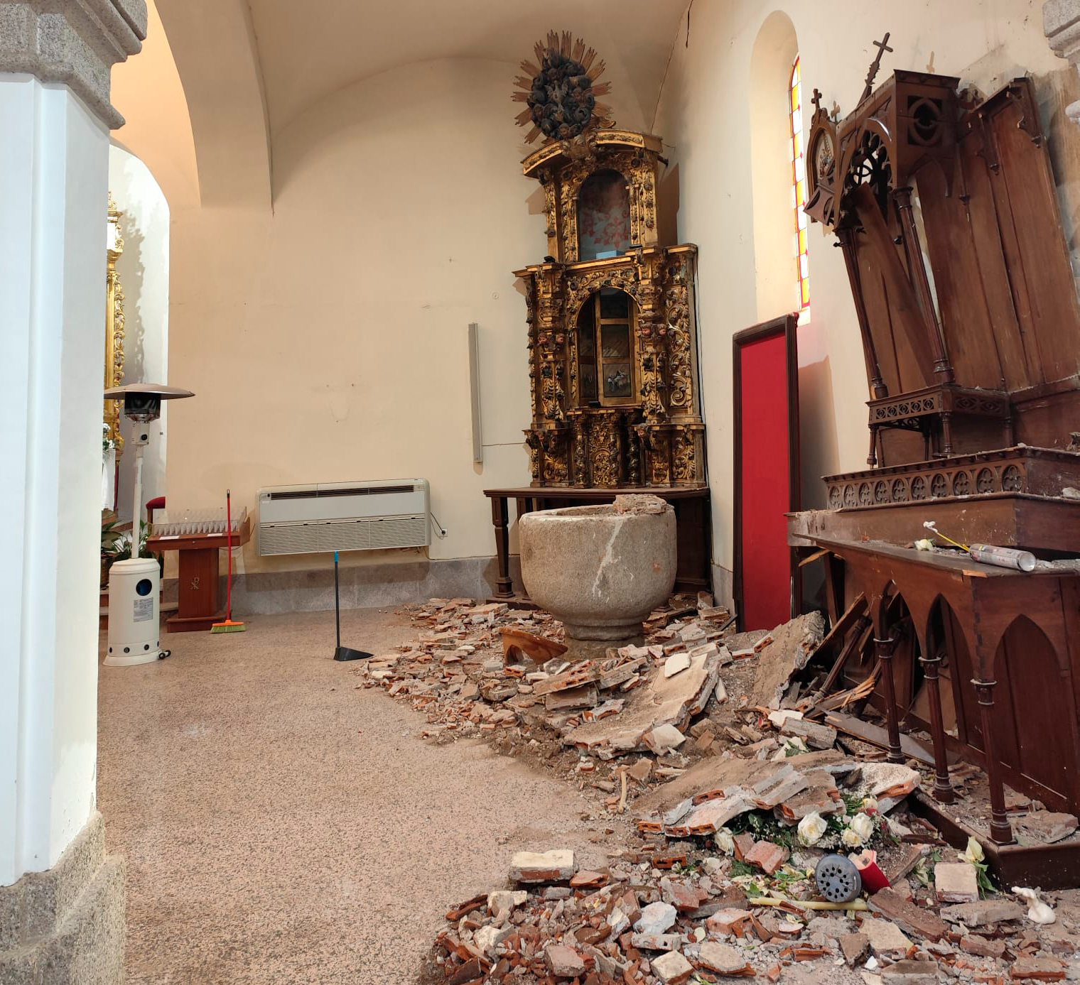 Derrumbe en la iglesia de La Fuente de San Esteban por lluvia