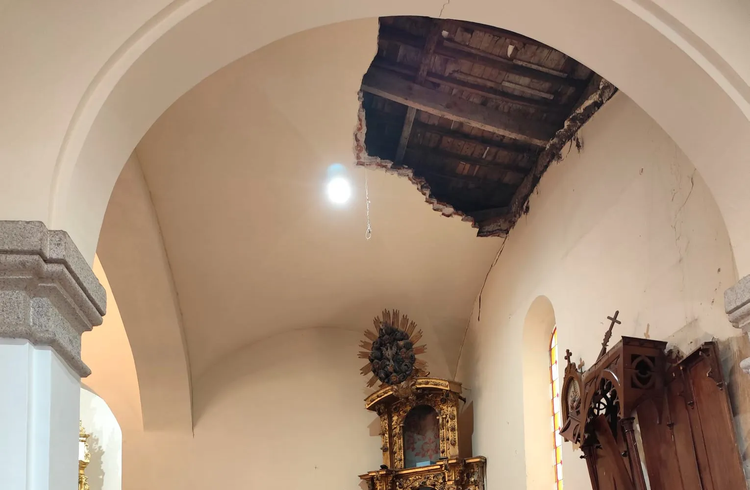 Destrozos al colapsar una de las bóvedas de la iglesia de La Fuente de San Esteban