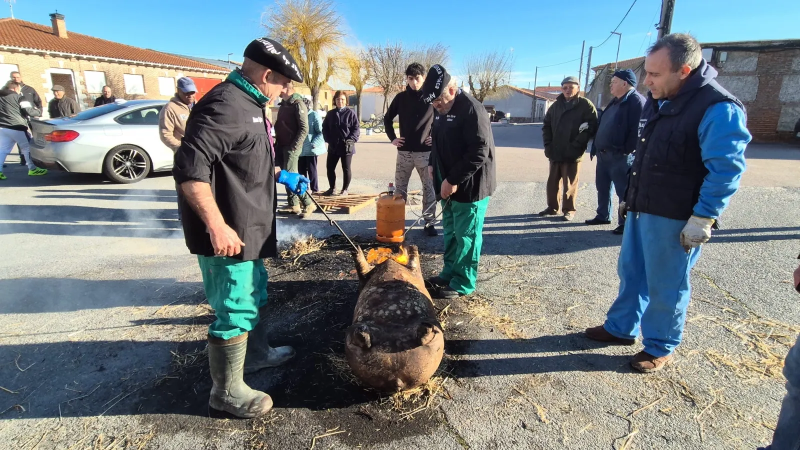 Foto 7 - Tradici&oacute;n y hermandad en la XIV Matanza Popular de Villar de Gallimazo