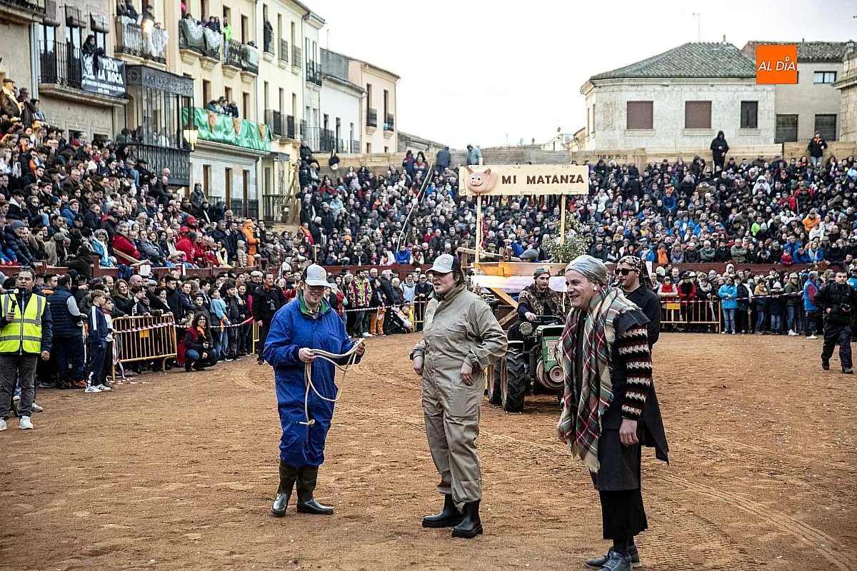 Foto 13 - Un drag&oacute;n gigante y un marrano a la fuga los dos &uacute;nicos participantes en el desfile de carrozas
