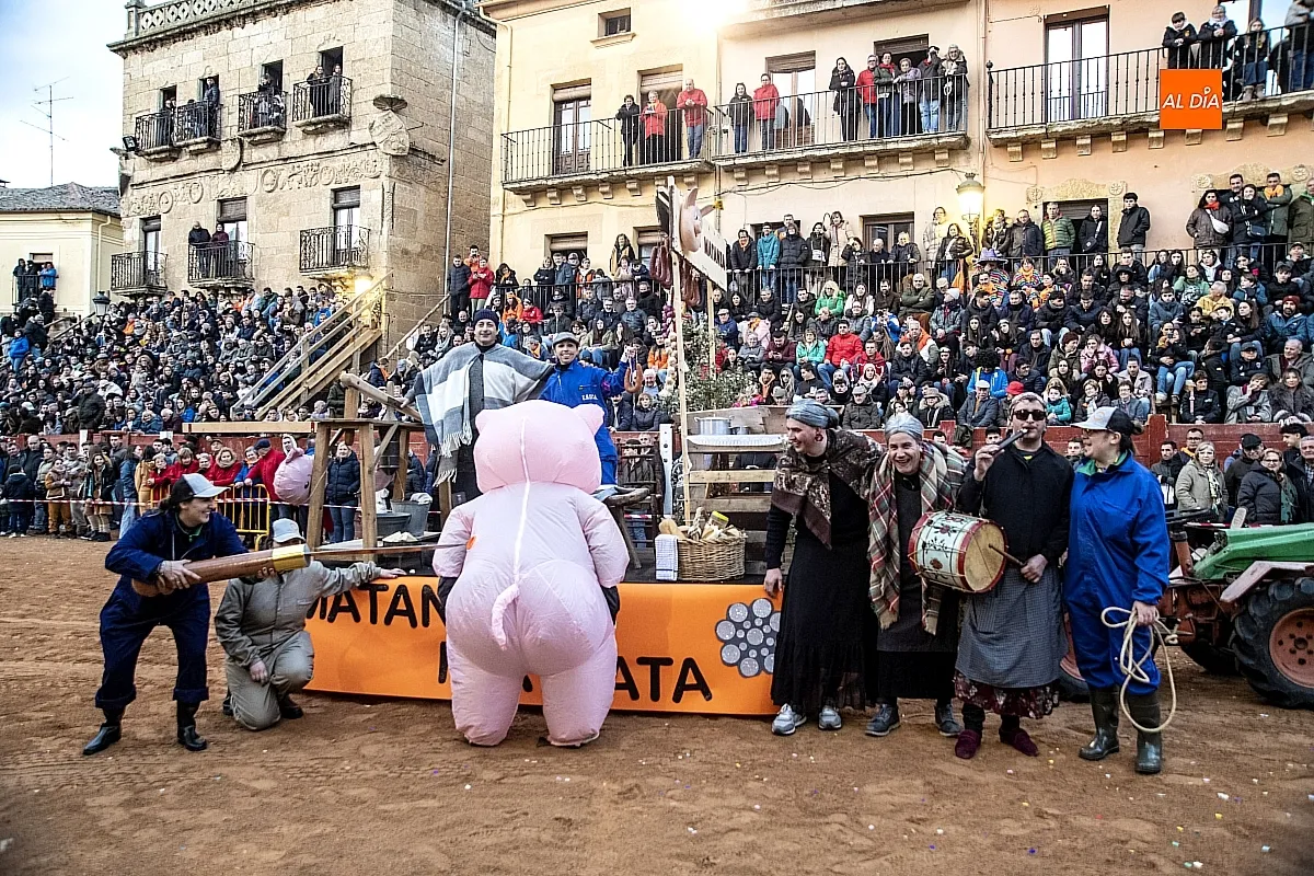Foto 14 - Un drag&oacute;n gigante y un marrano a la fuga los dos &uacute;nicos participantes en el desfile de carrozas